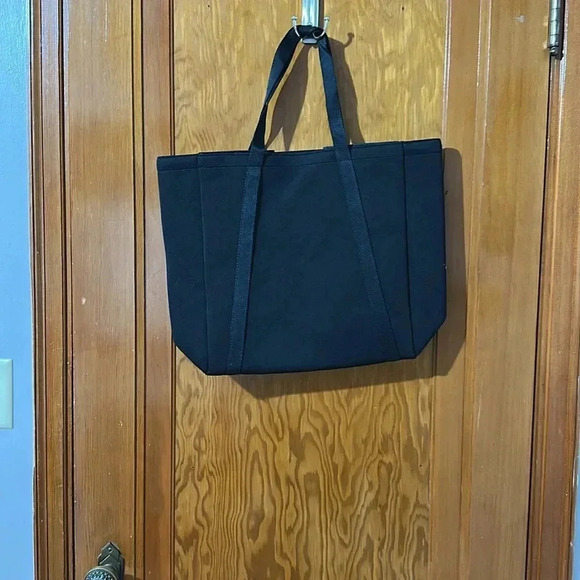 NWT Victoria’s Secret insulated tote bag. - Picture 3 of 5